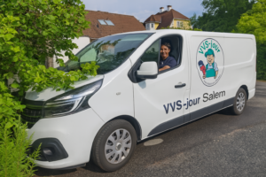 VVS-jour Salem – servicebil från Allmänna Rörjouren i villakvarter