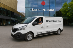 Allmänna Rörjourens servicebil parkerad utanför Täby Centrum inför ett VVS-uppdrag.