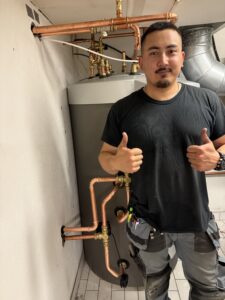 Rörmokare arbetar med värmepump och värmesystem i Åkersberga