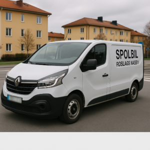 Vit Renault Trafic med texten "Spolbil Roslags Näsby" på sidan, parkerad framför ett bostadsområde i Roslags Näsby. Regplåten är blurrad.